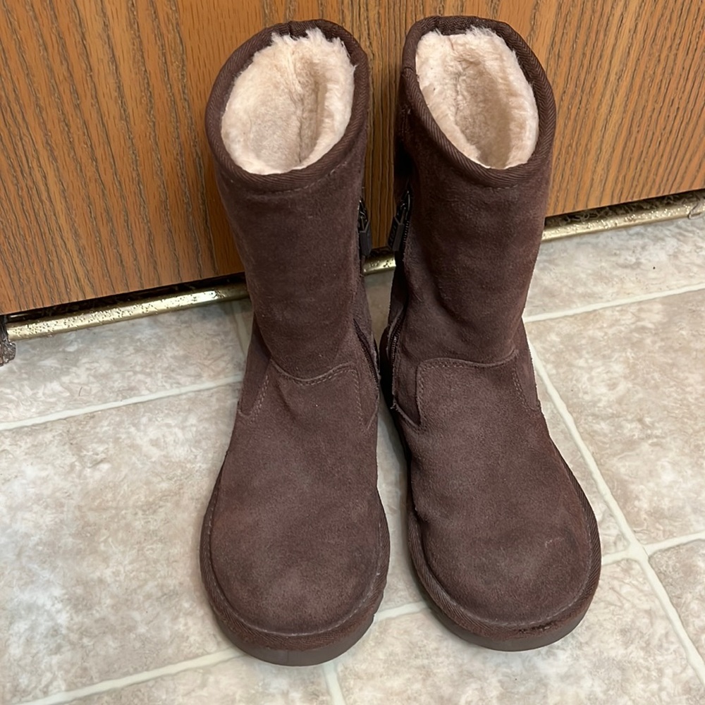 Girls UGG Boots. Hardly worn . In great shape.